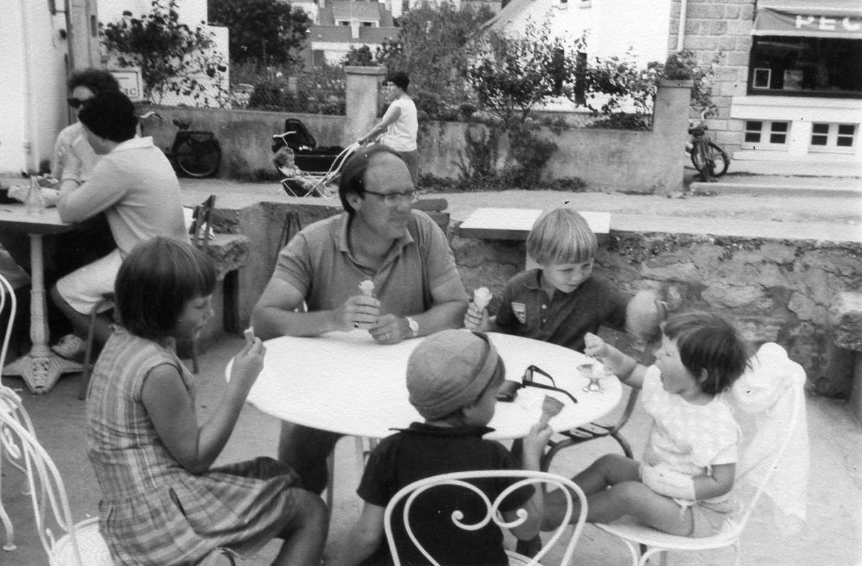 William Wynne Willson on holiday with his children, left to right: Ruth, William Wynne Willson, Tom, Pete, Emma